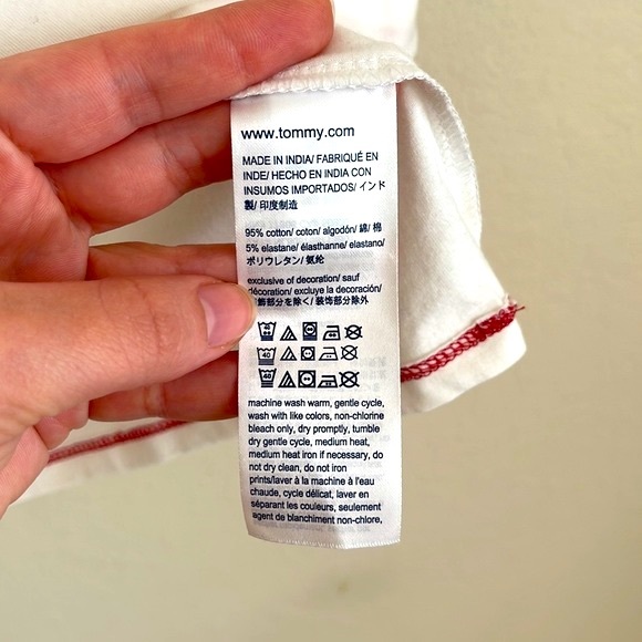 Tommy Hilfiger V-Neck Tee. Size: Medium - Picture 4 of 4